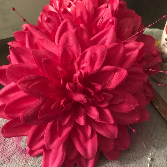 Beautiful large artificial Dahlia flowers - Picture 5 of 8